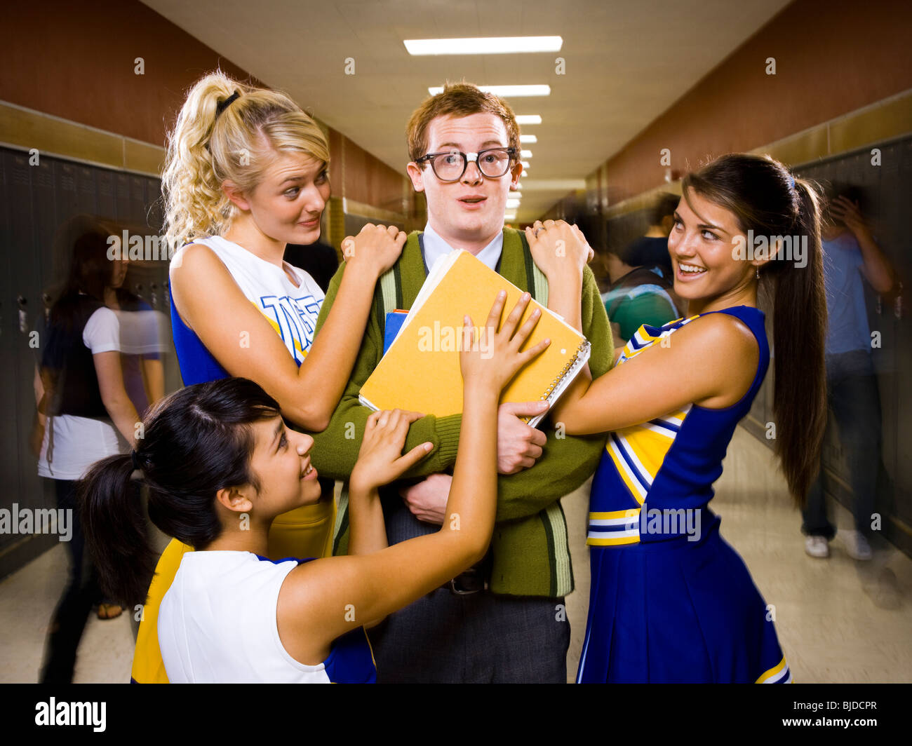 Drei weibliche und eine männliche Gymnasiasten. Stockfoto