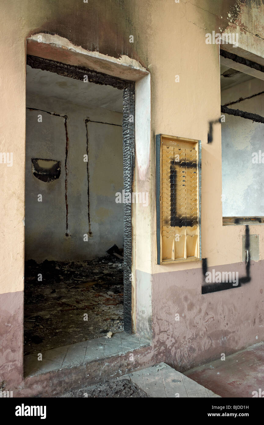 Feuer beschädigt Zimmer. Schwarz verbrannt aus Holz. Pastell Malrichtung Wände. Dramatisches Licht. Foto Witl Leica M9. Stockfoto