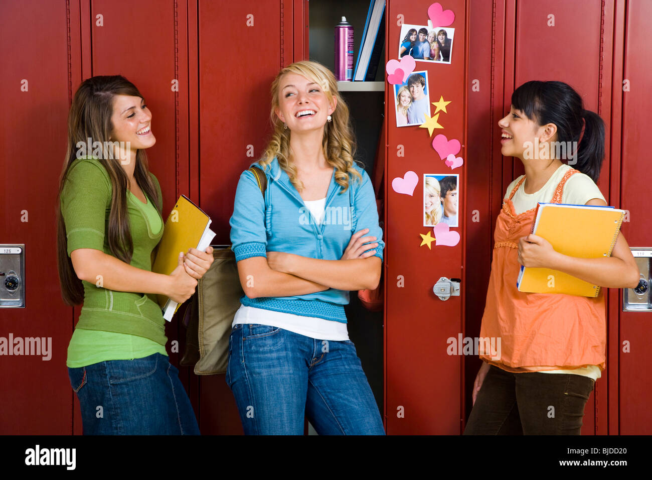Drei weibliche Schülerinnen und Schüler. Stockfoto