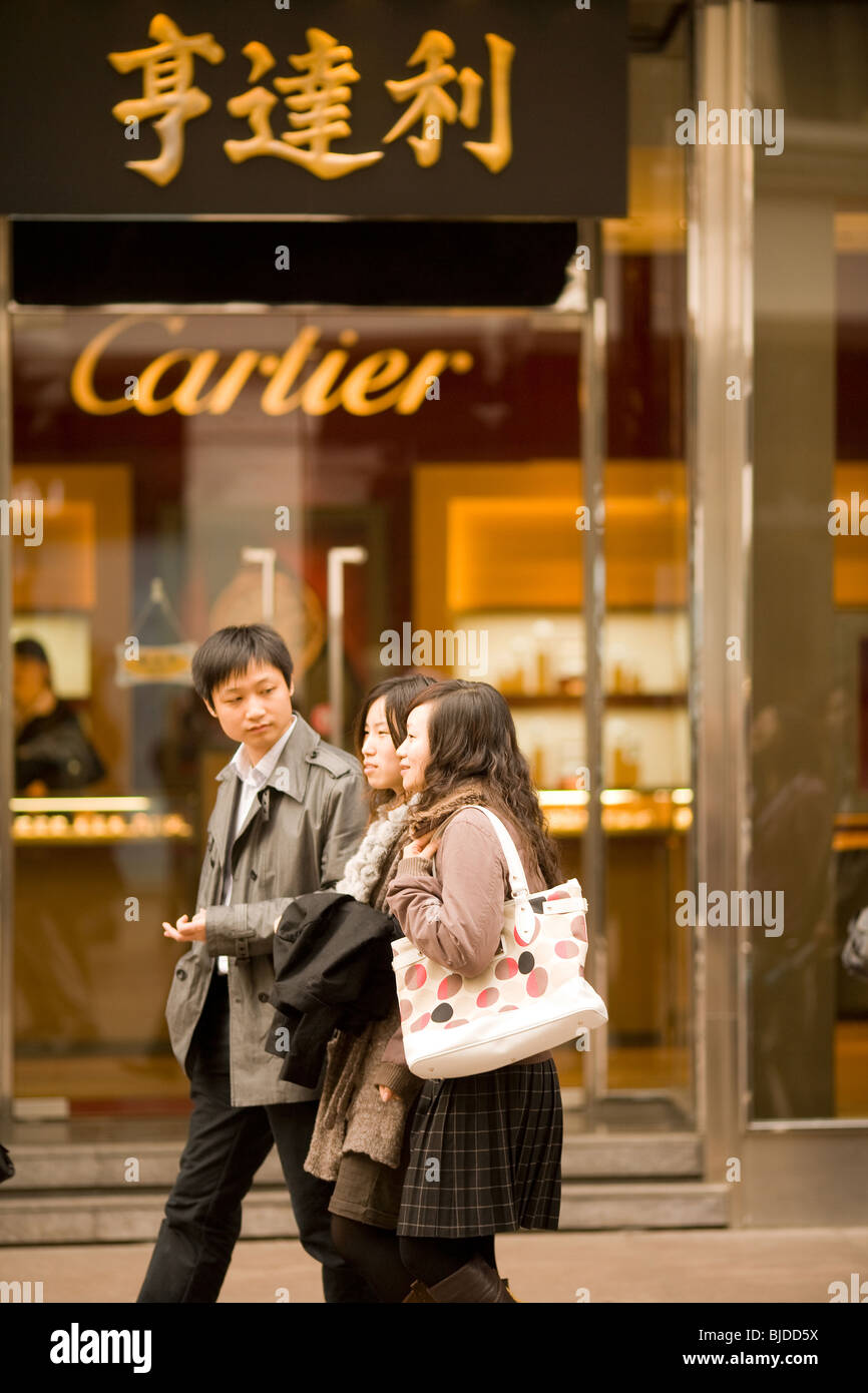 Moderne chinesische Jugend Einkaufen in Nanjing Road, eine kommerzielle Calle Mayor, Huangpu District, Shanghai, China, Asien Stockfoto