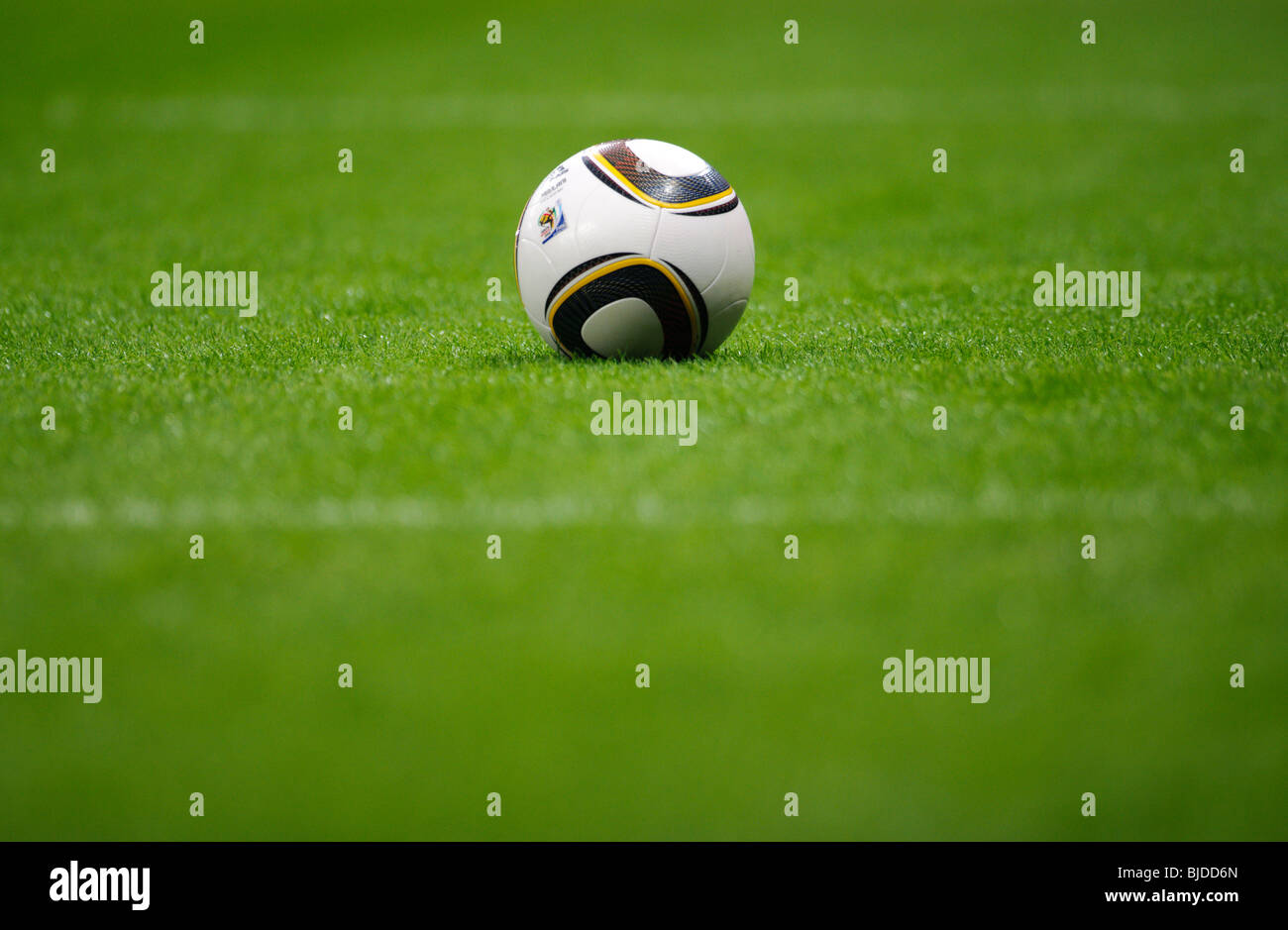 Jabulani Offizieller Spielball der th FIFA Fußball Weltmeisterschaft 2010 in Südafrika auf grünen Rasen Stockfoto