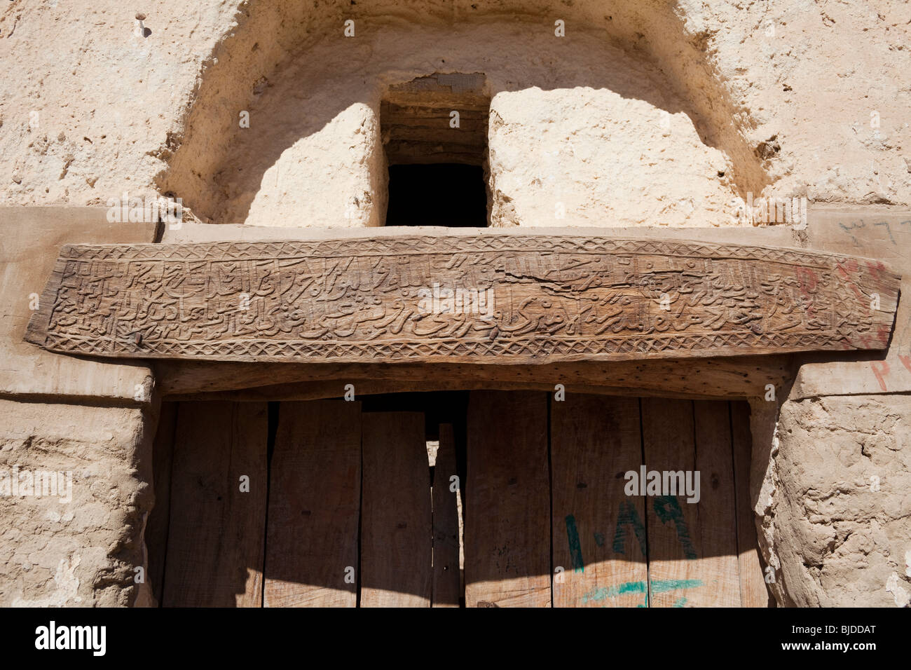 geschnitzten hölzernen Türsturz über dem Doorwayof Moschee, al Qasr Oase, westliche Wüste, Ägypten Stockfoto