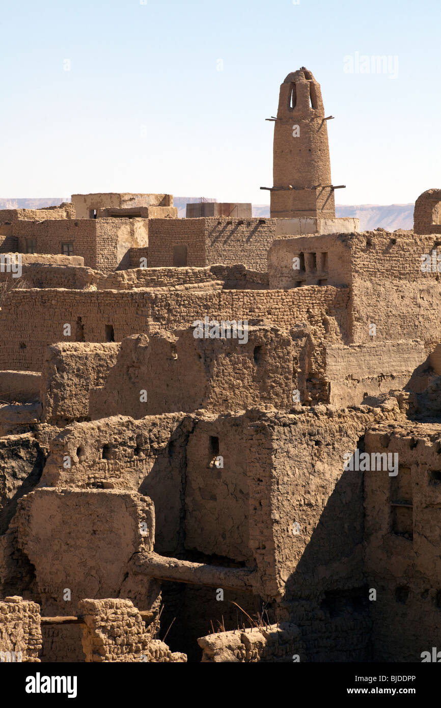 Blick über al Qasr Oase in Richtung Minarett der Moschee, westliche Wüste, Ägypten Stockfoto