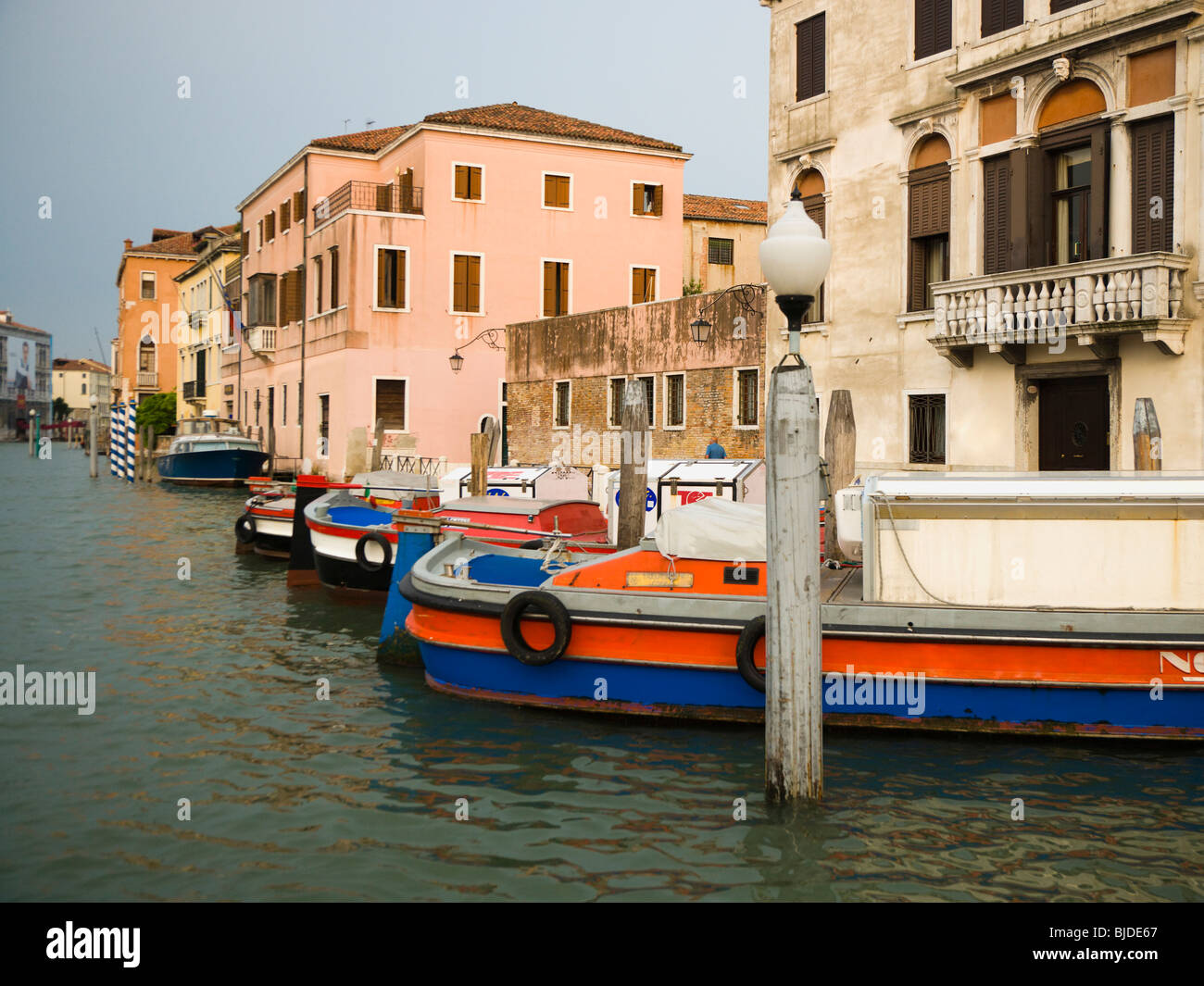 Boote und Gebäude in Venedig, Italien. Stockfoto