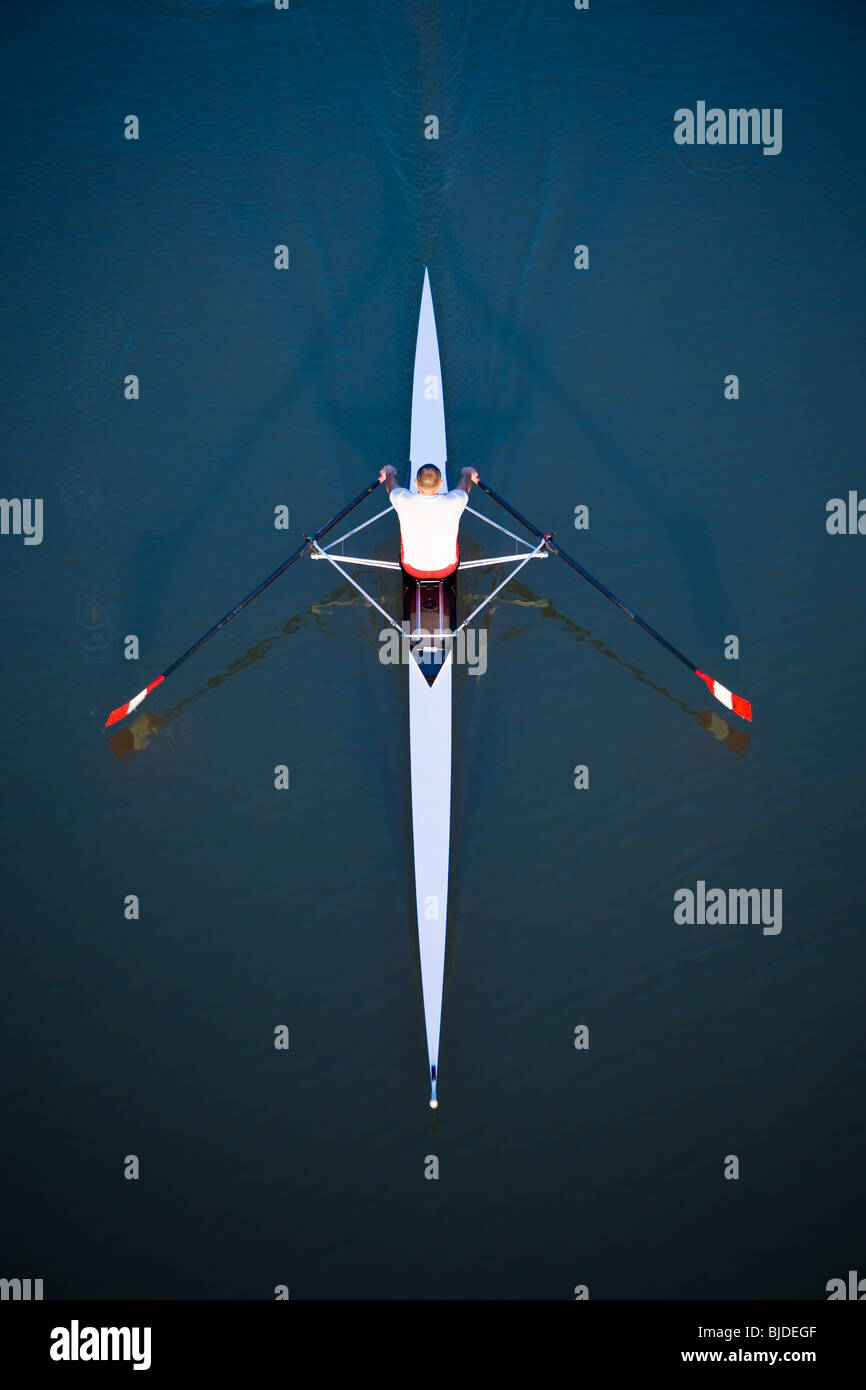 Mann Rudern auf einem Körper des Wassers. Stockfoto
