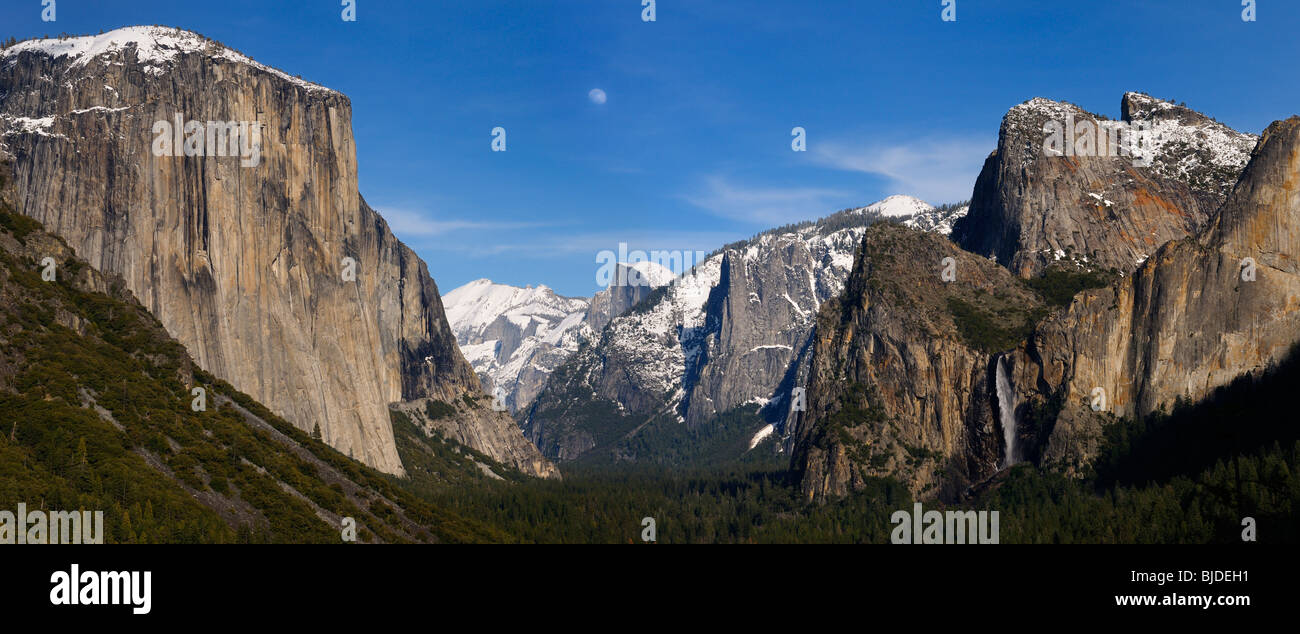Yosemite Valley Panorama mit El Capitan, Bridalveil Falls vom Tunnel View am Abend mit Mond über Halfdome Yosemite National Park in Kalifornien Stockfoto