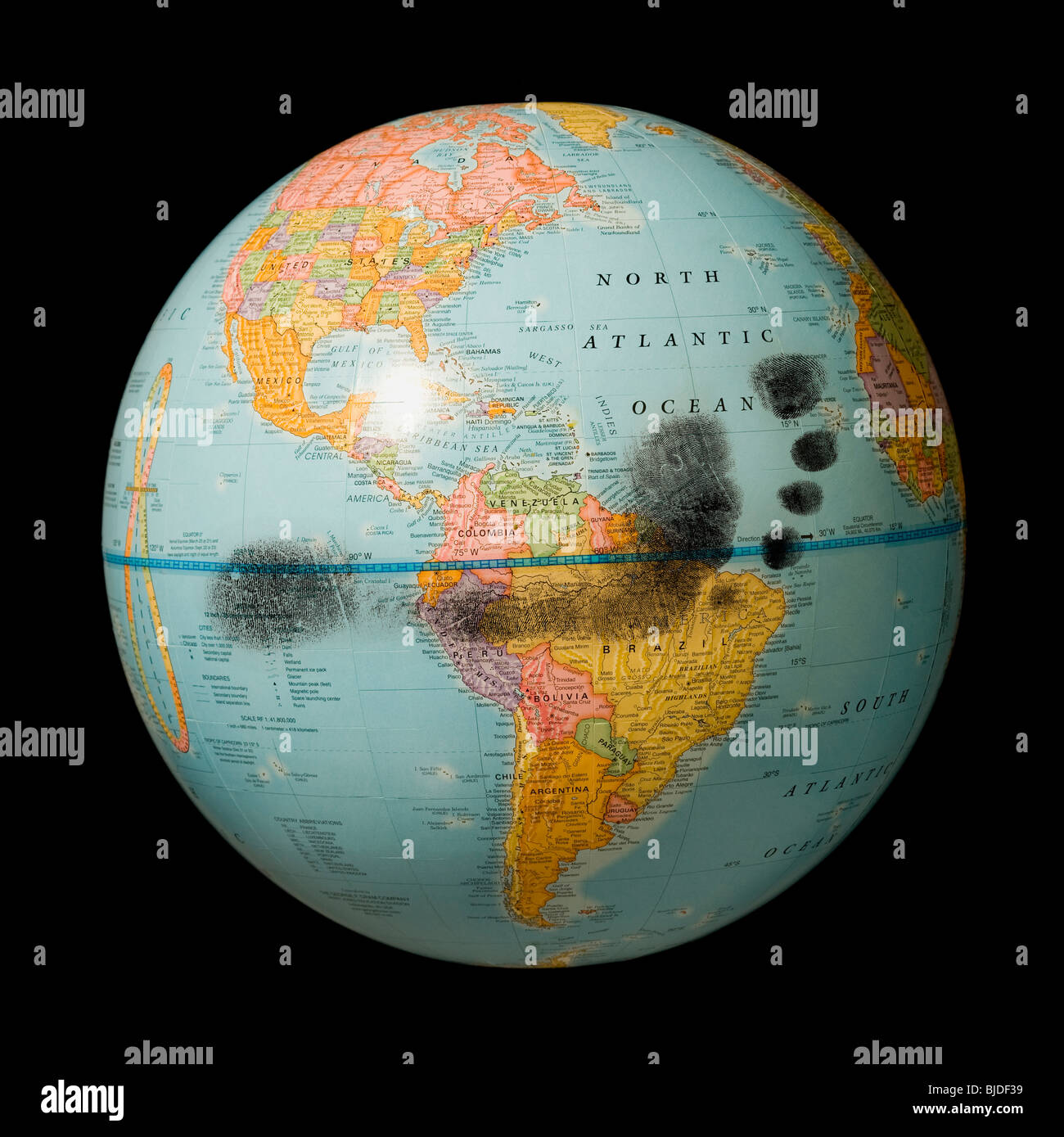 Fußabdruck auf einem Globus. Stockfoto