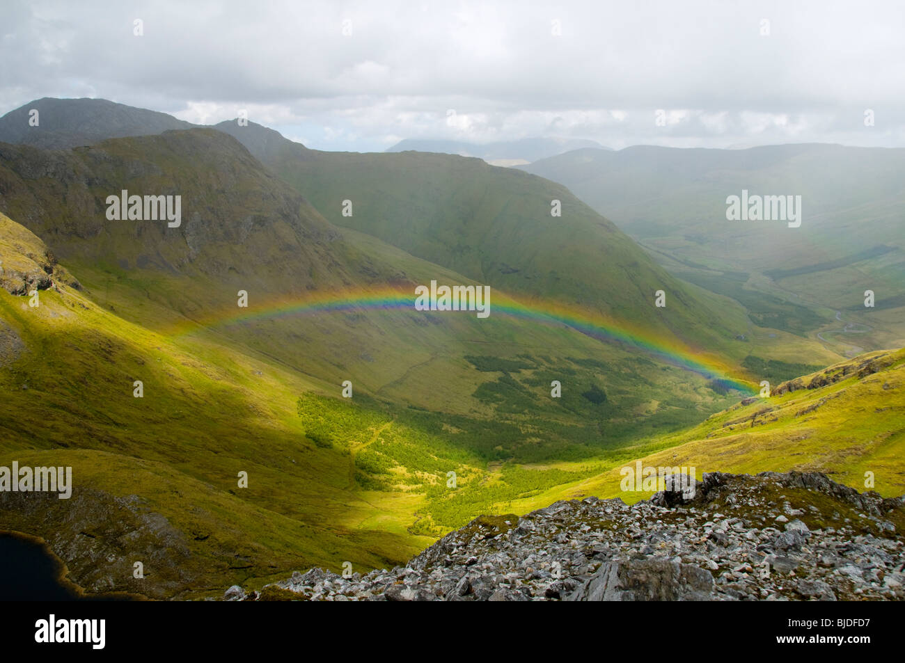 Regenbogen unter dem Dachfirst der Maumturk Mountains, Connemara, County Galway, Irland Stockfoto
