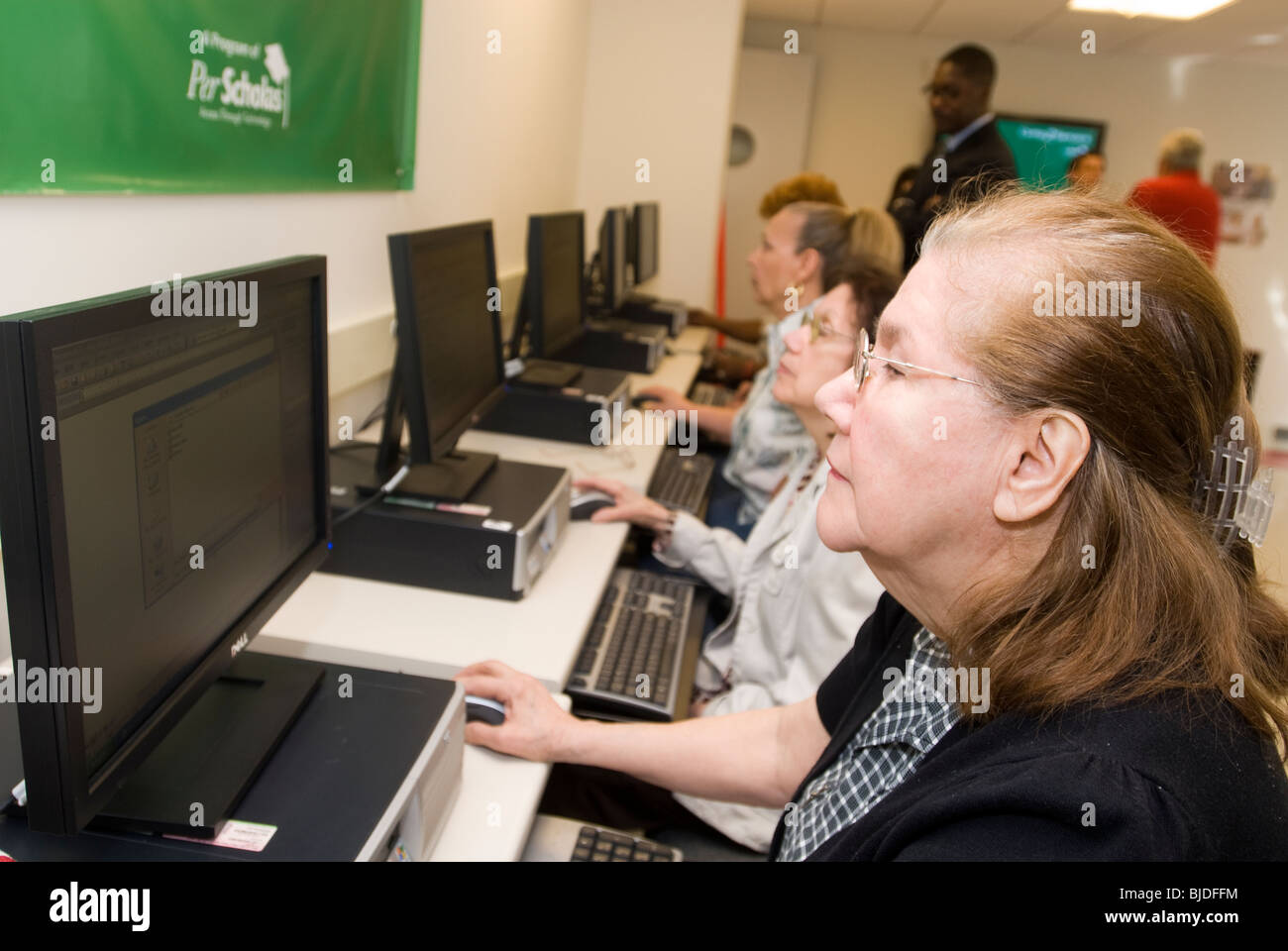 Senioren nutzen Computer in einem Seniorenzentrum im Stadtteil Bronx von New York Stockfoto