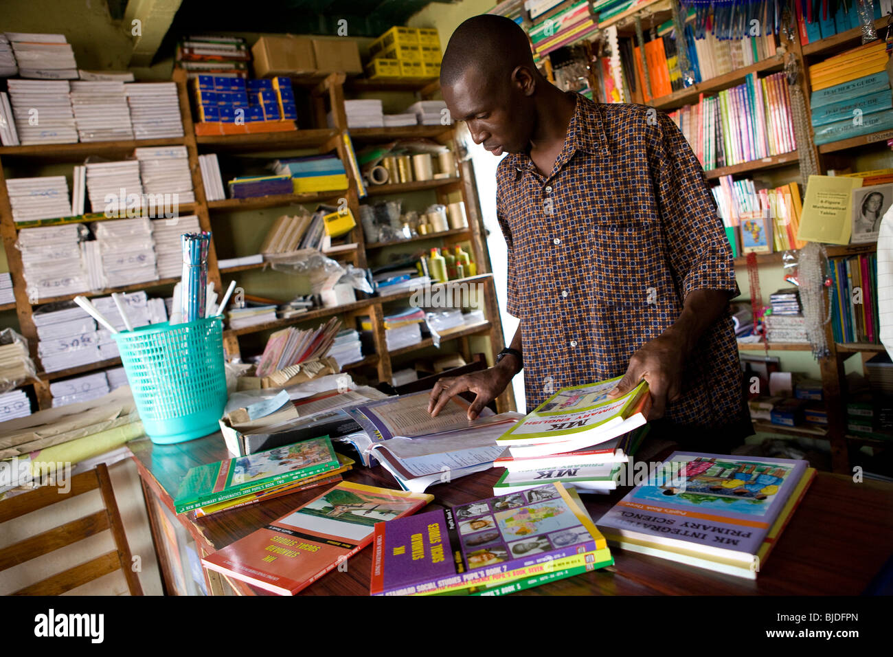 Mitarbeiter in einer pädagogischen Buchhandlung in Soroti Uganda. Stockfoto