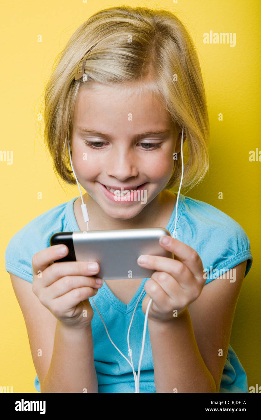 Mädchen mit einem iPhone. Stockfoto