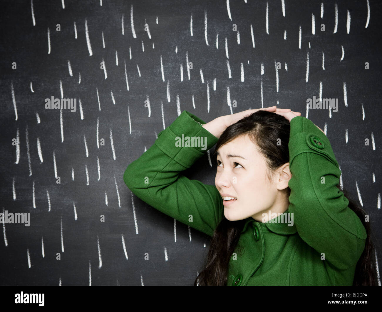 Frau in einem Regensturm Tafel Stockfoto