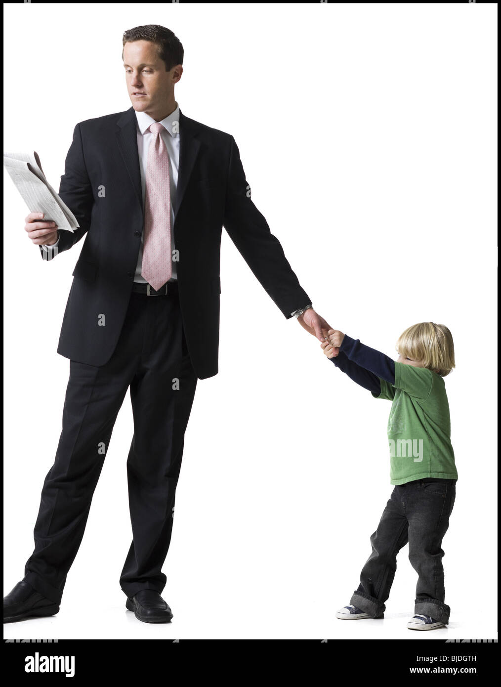 Vater liest eine Zeitung Stockfoto