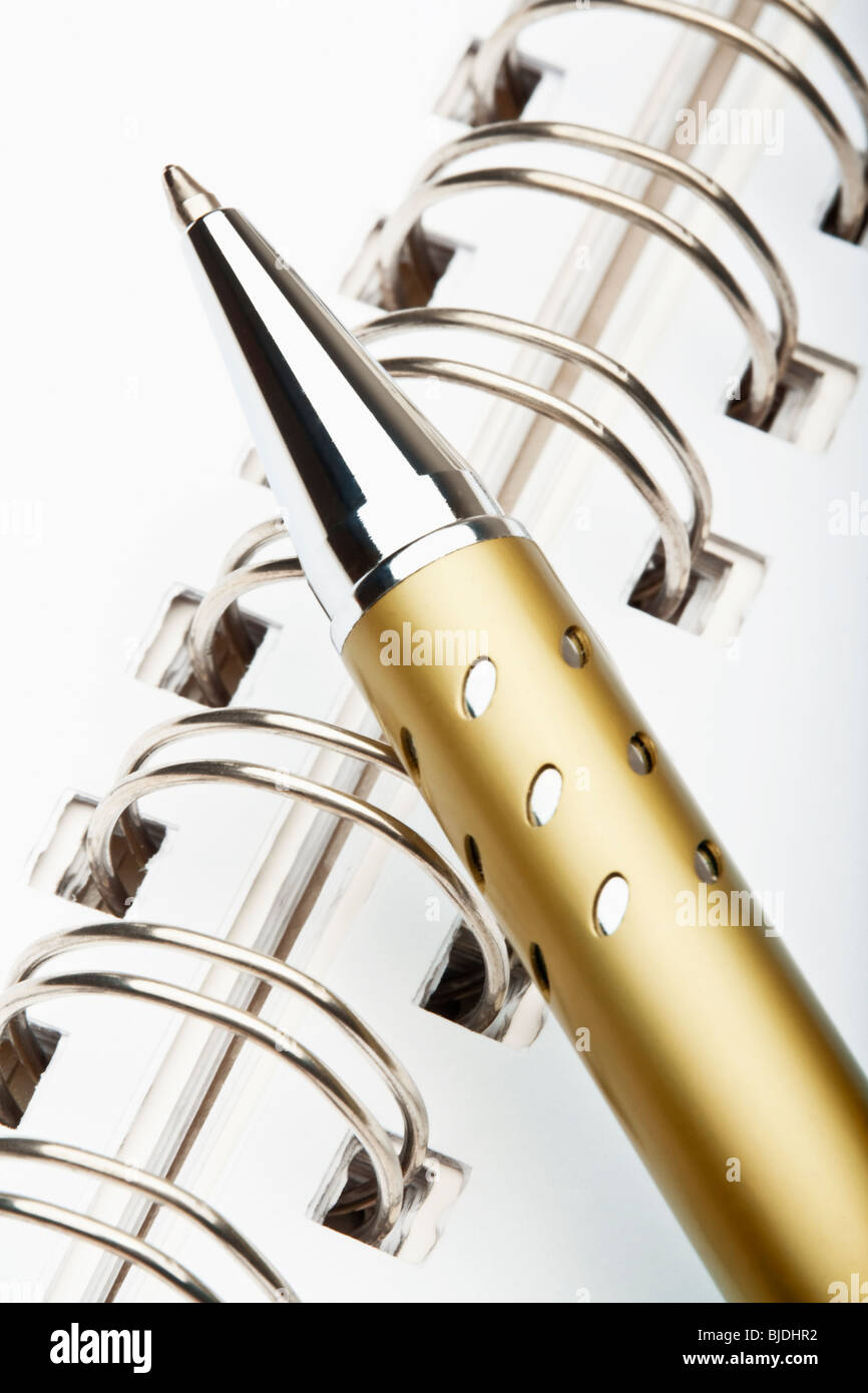 extreme Nahaufnahme eines Kugelschreibers und Spiral-Notizbuch Stockfoto