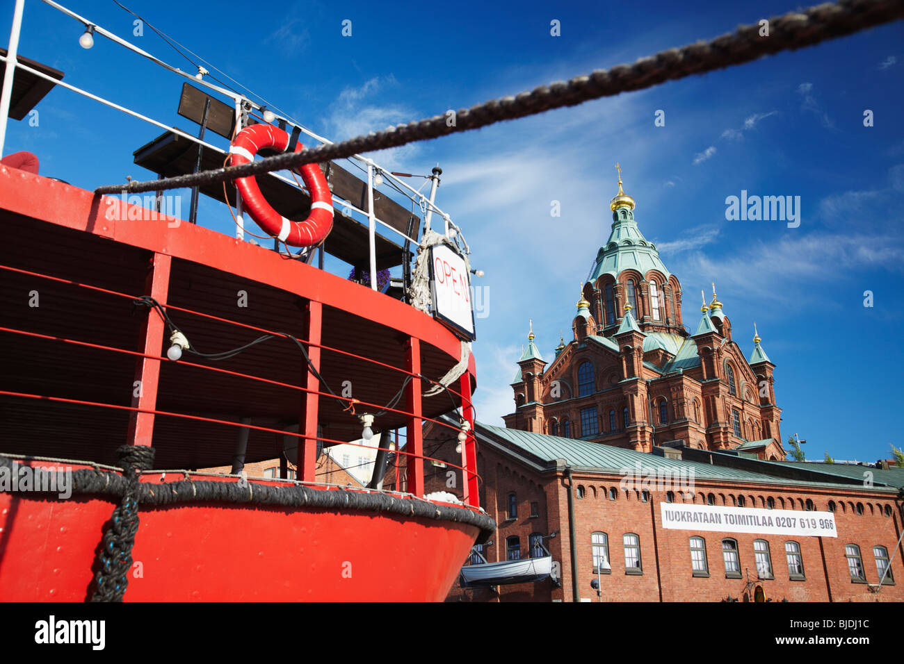 Uspenski Kathedrale durch Seile der Relanders Grund Restaurant Boot, Helsinki, Finnland Stockfoto