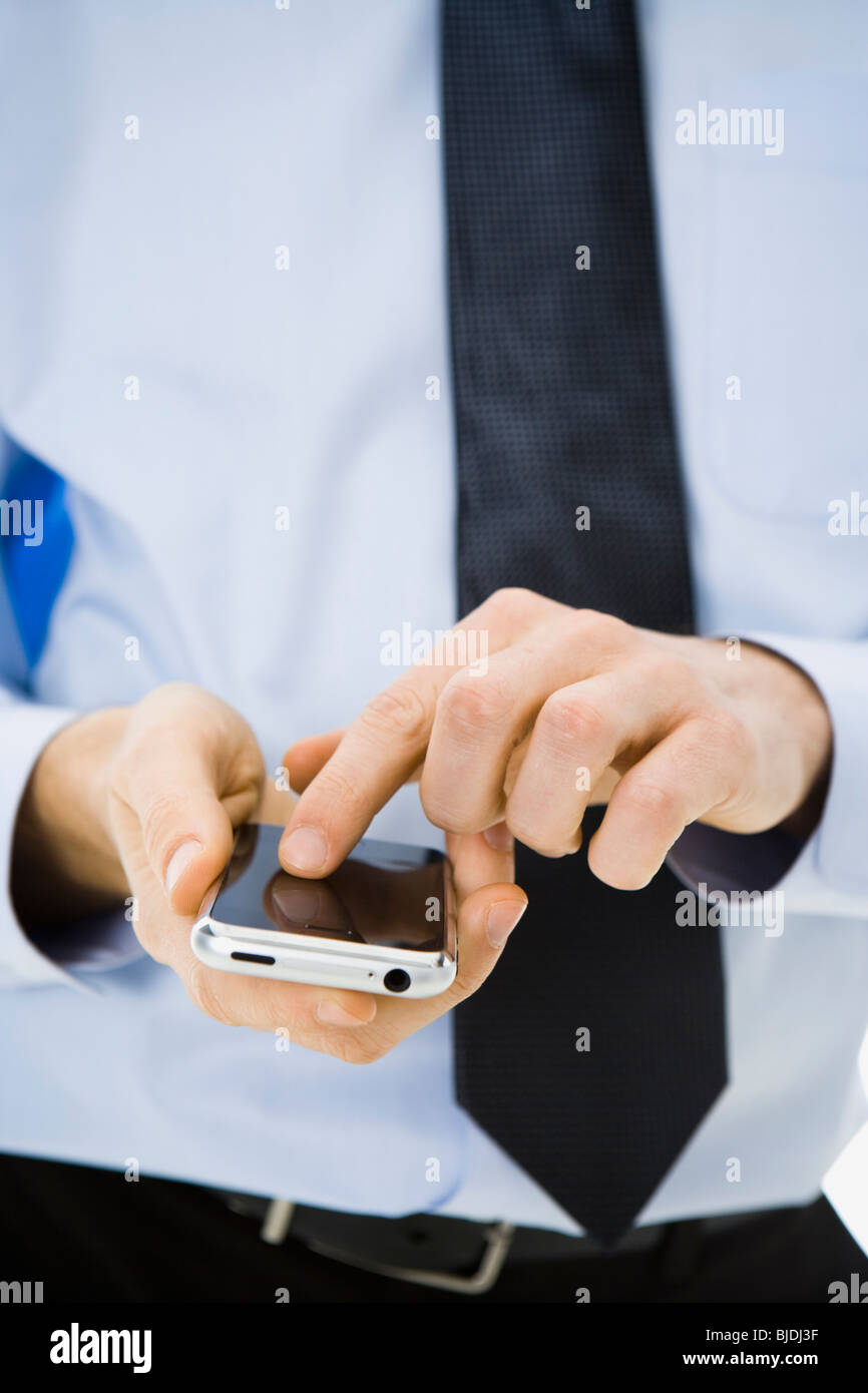 Mann auf seinem iPhone Stockfoto