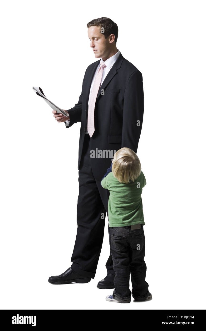 Vater liest eine Zeitung Stockfoto