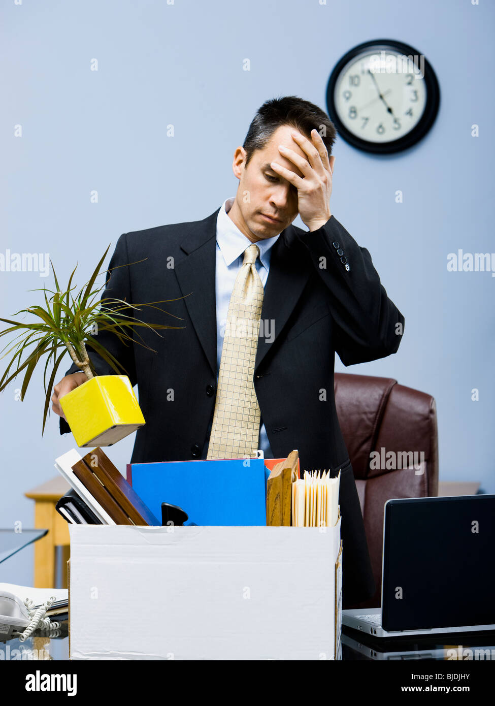 Unternehmer, die Dinge ausräumen Stockfoto