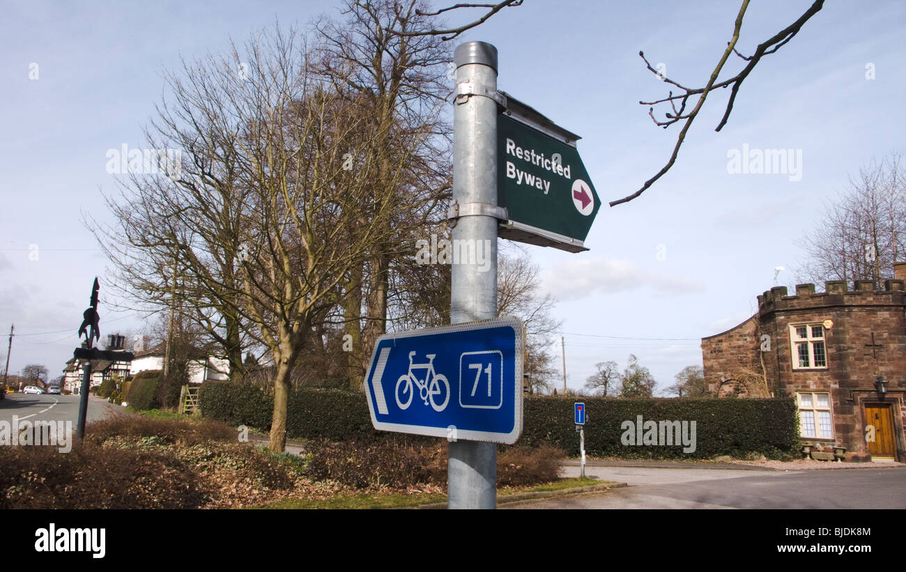 Fahrrad und eingeschränkten Seitenweg unterzeichnen in Cheshire UK Stockfoto