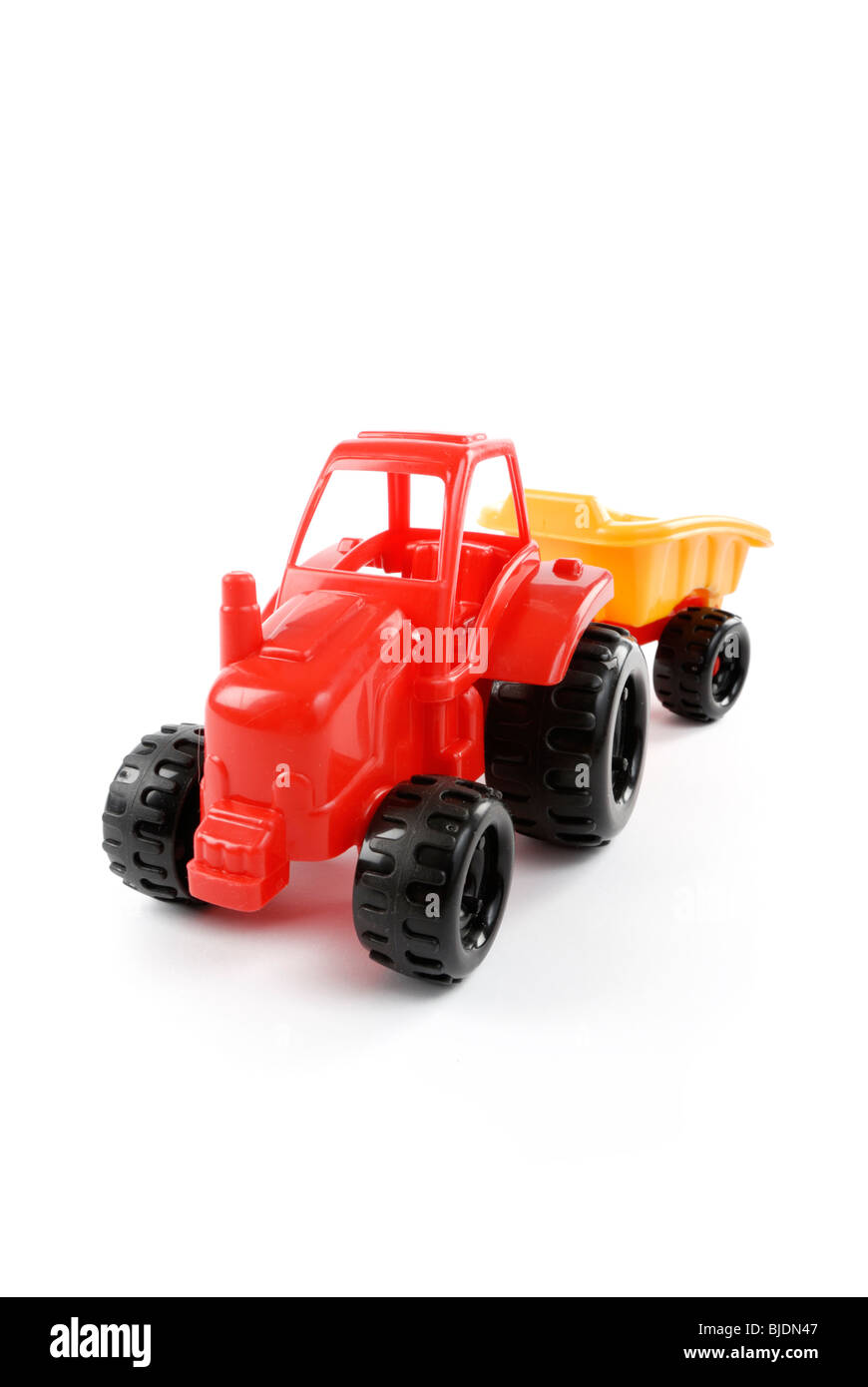 Roter Kunststoff Spielzeug-Traktor auf weißem Hintergrund Stockfoto
