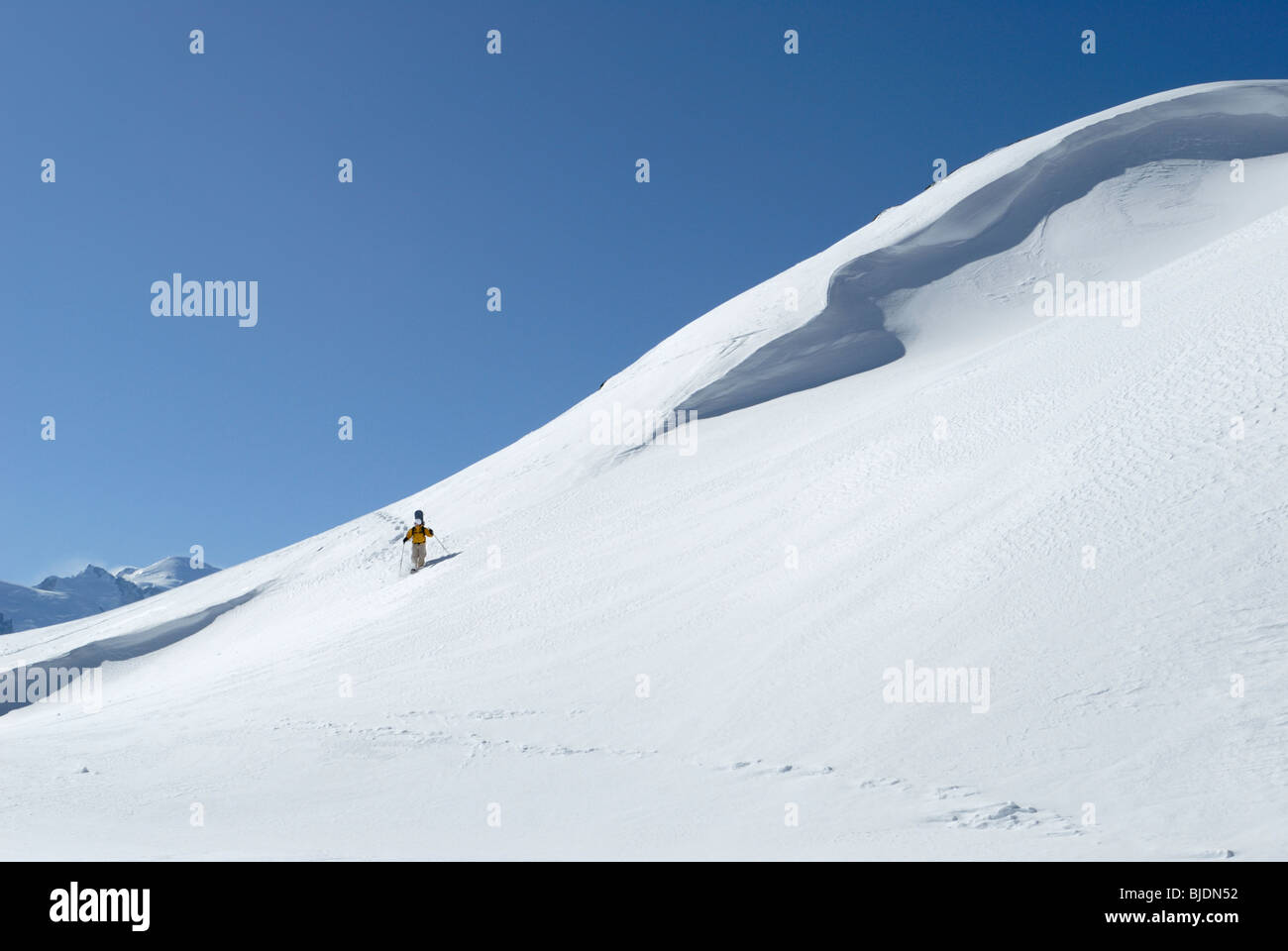 Snowboarder, Wandern mit Schneeschuhen mit seinem Brett in Off-Piste-Gelände, Chamonix, Frankreich Stockfoto