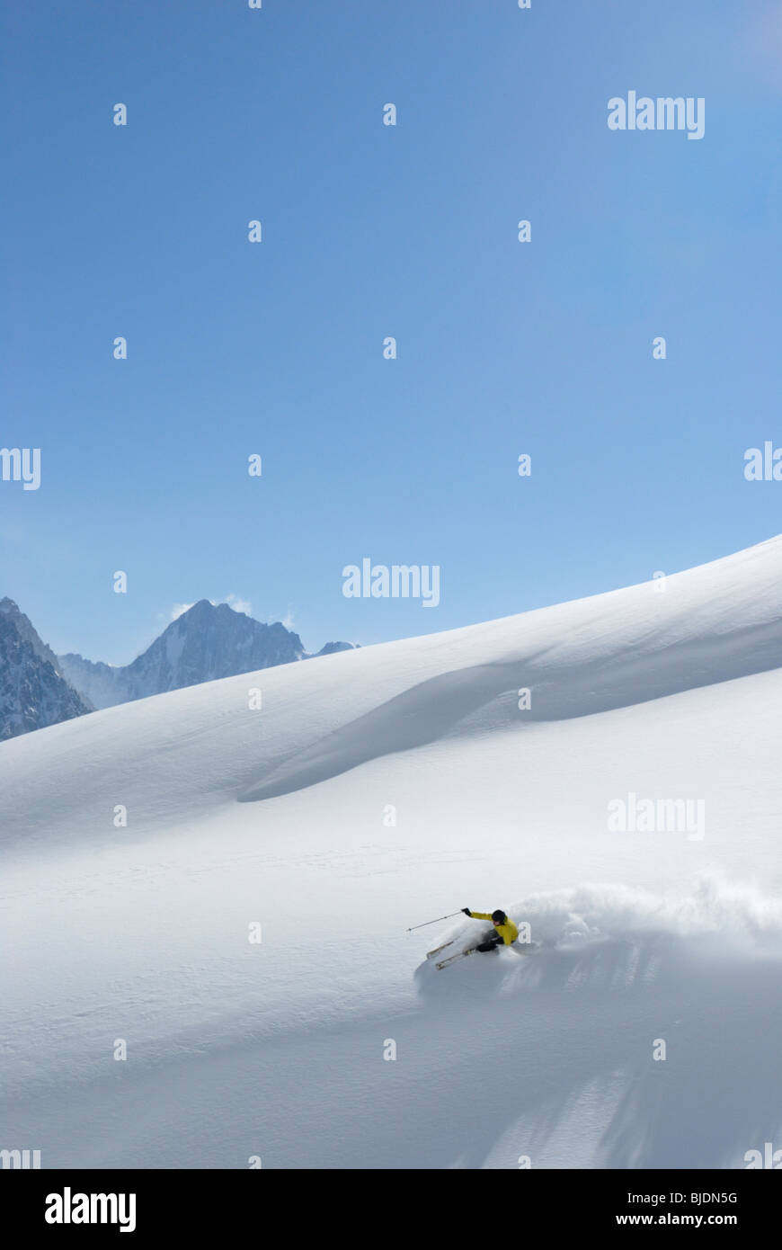 Skifahren im frischen Pulverschnee, Chamonix, Frankreich Stockfoto