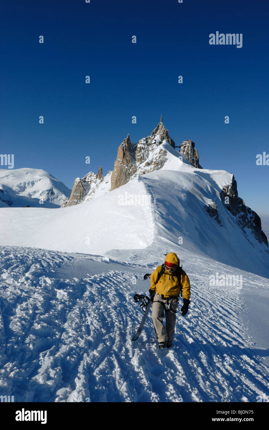 Snowboarder Wandern auf schmalen Grat von Aiguille du Midi in Richtung Le Vallée Blanche, Chamonix, Frankreich Stockfoto