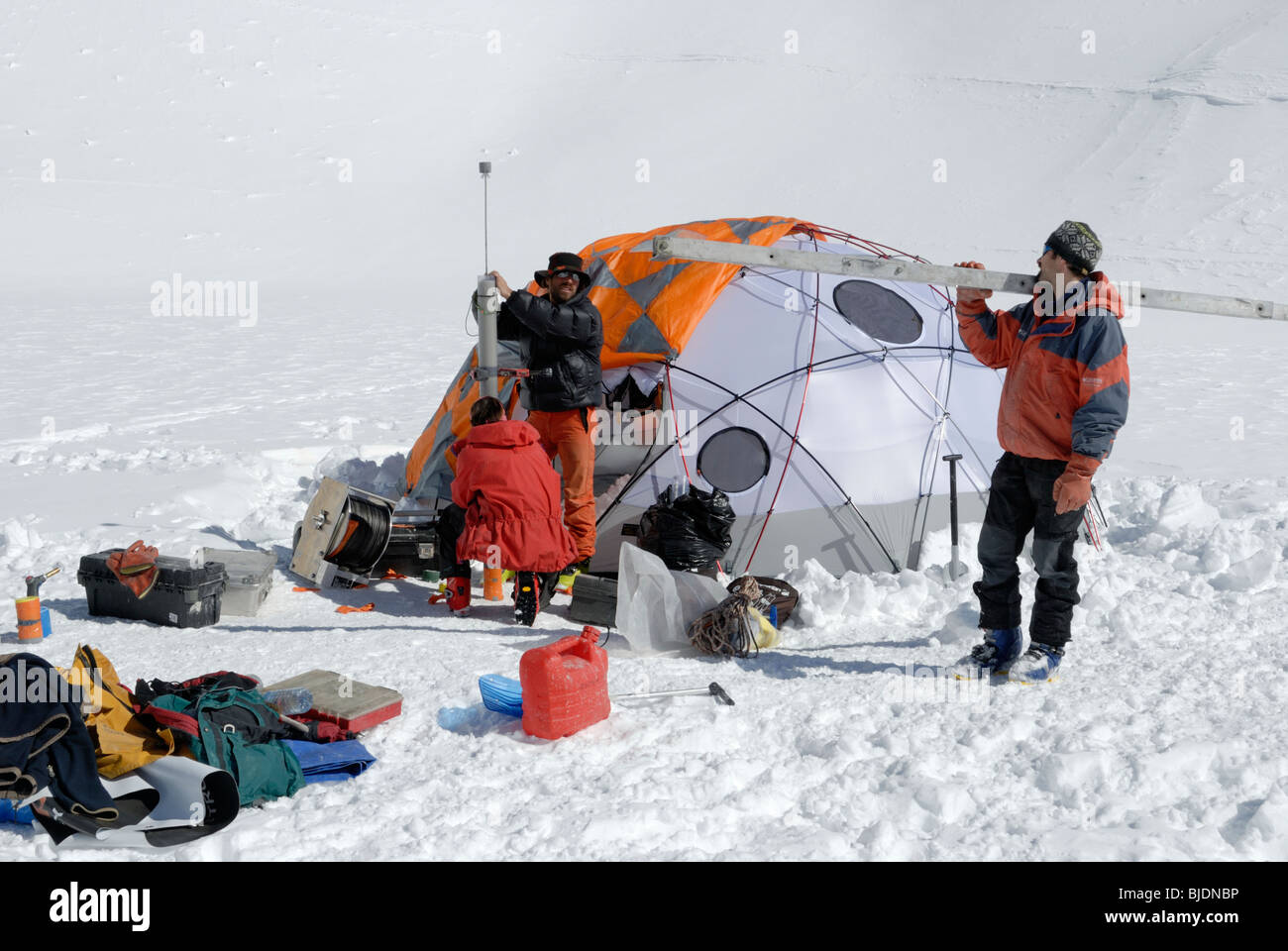 Menschen auf Seeis mit wissenschaftlicher/technischer Ausrüstung, Lac Blanc, Chamonix, Frankreich Stockfoto