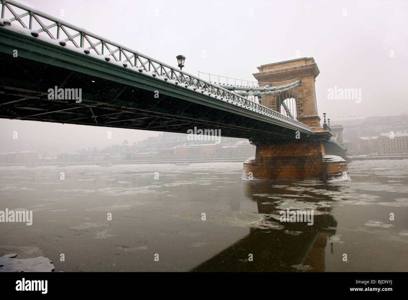 Nordseite der Szechenyi Lánchíd (Kettenbrücke) im Winterschnee. Budapest Ungarn Archivfotos. Stockfoto