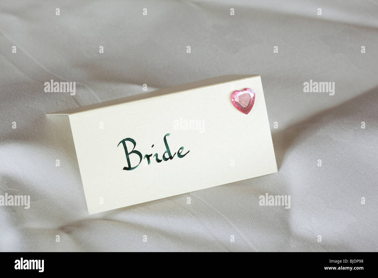 handgeschriebene Bräute Ort Tischdekoration mit rosa Glas Herzen Stockfoto