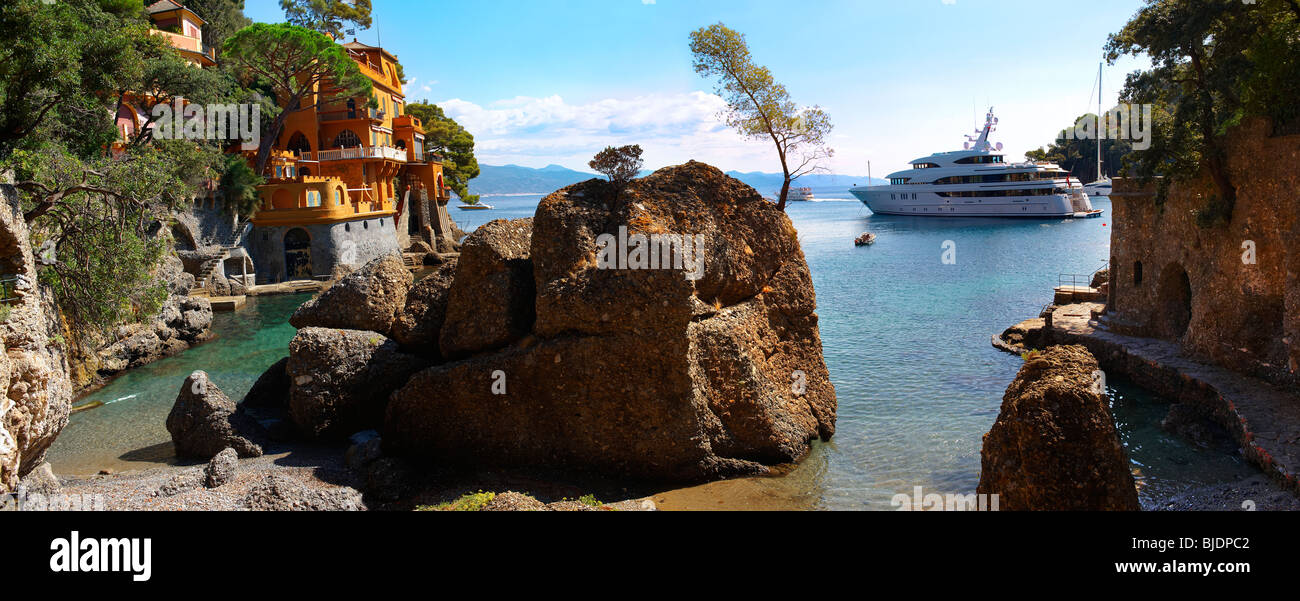 Teure Motoryacht in Portofino Hafen, ligurien, Italien Stockfoto