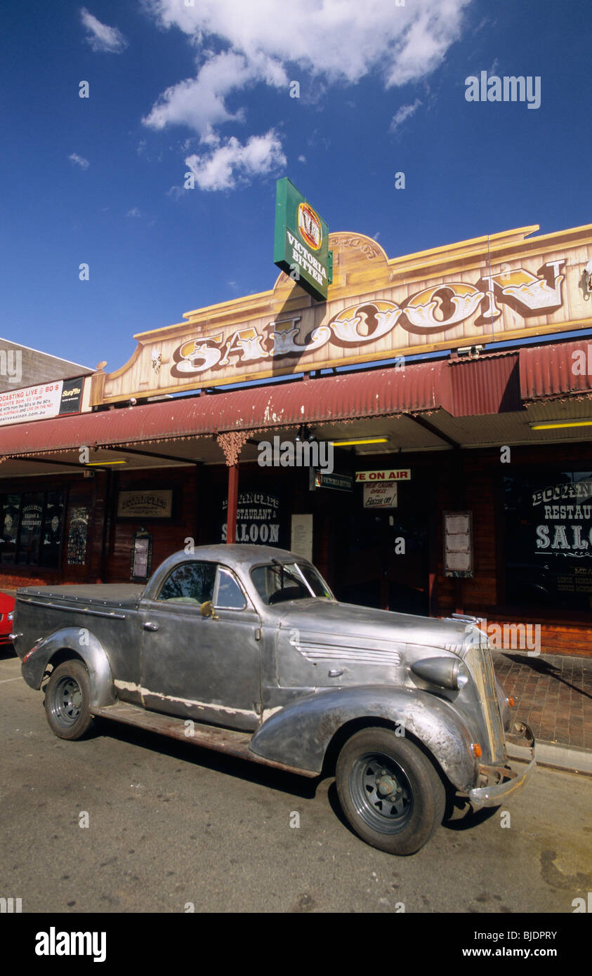 Alten pickup Fahrzeugfront Bojangles Saloon Bar/Restaurant. 80 Todd Street. Alice Springs, Northern Territory, Australien Stockfoto