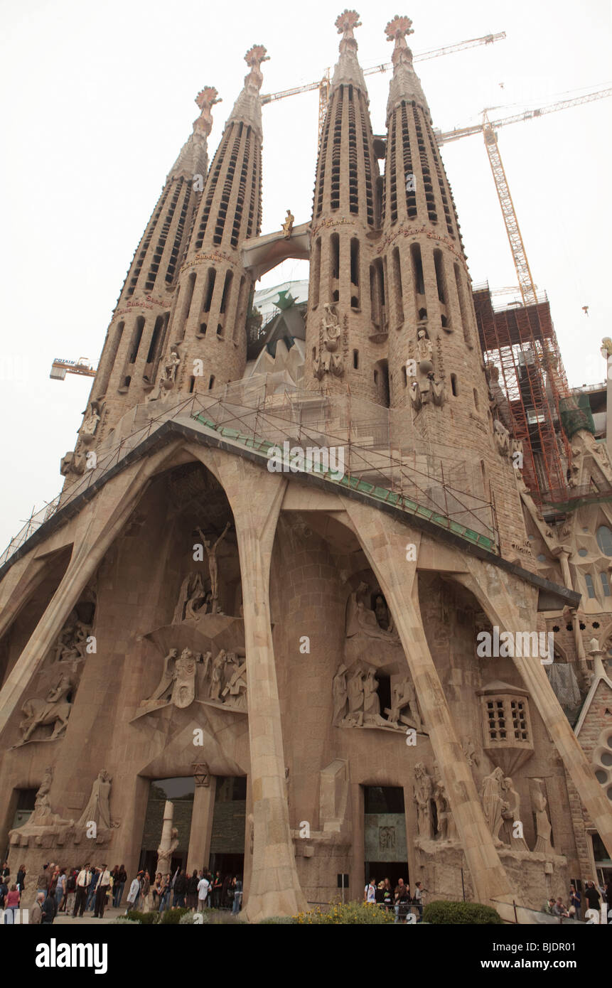 Sagrada Familia vom Straße Niveau Barcelona mit Overhead-Krane Stockfoto