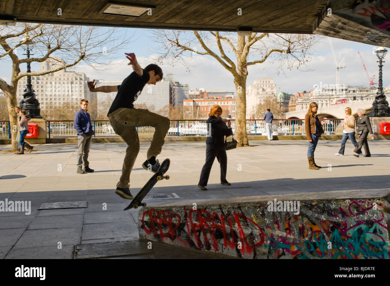 Skateboarder versucht einen Trick im Skate-Park unterhalb der Southbank Centre, London Stockfoto