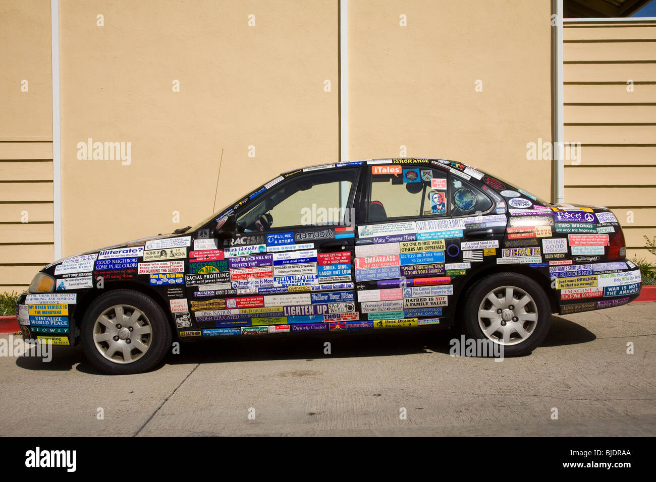 Ein Auto bedeckt mit Autoaufkleber, Inglewood, Los Angeles County, California, Vereinigte Staaten von Amerika Stockfoto