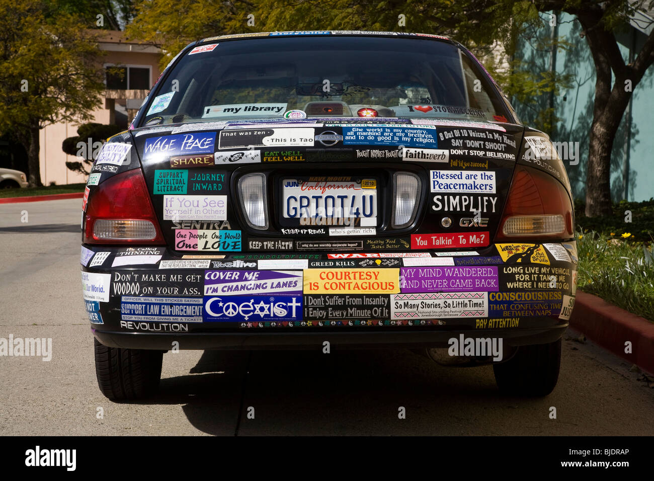 Ein Auto bedeckt mit Autoaufkleber, Inglewood, Los Angeles County, California, Vereinigte Staaten von Amerika Stockfoto