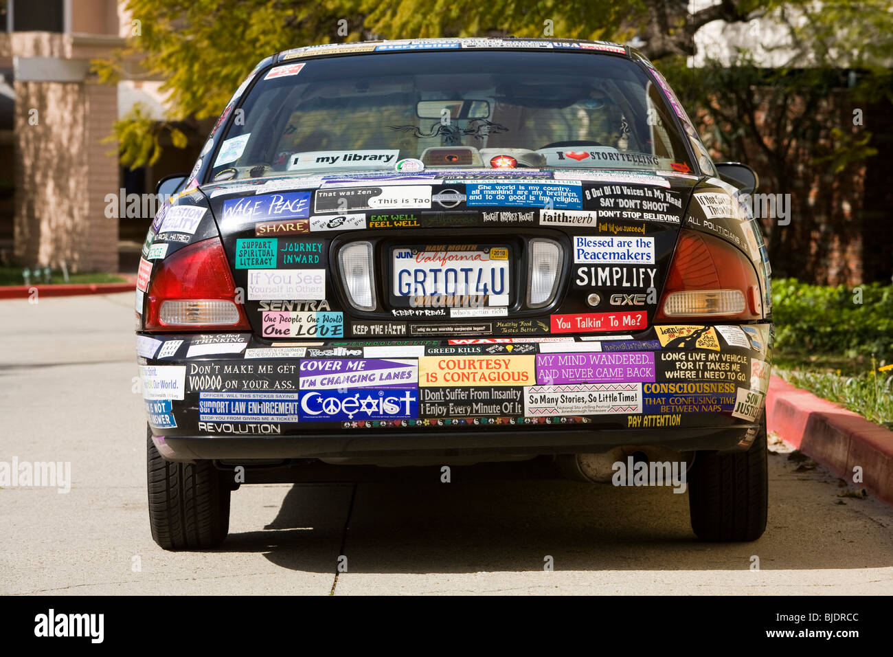 Ein Auto bedeckt mit Autoaufkleber, Inglewood, Los Angeles County, California, Vereinigte Staaten von Amerika Stockfoto