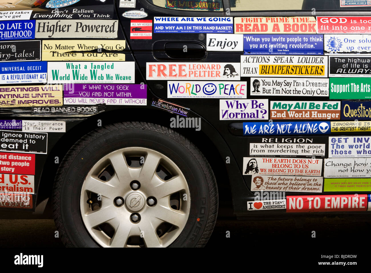 Ein Auto bedeckt mit Autoaufkleber, Inglewood, Los Angeles County, California, Vereinigte Staaten von Amerika Stockfoto