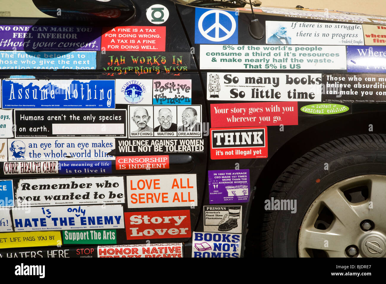 Ein Auto bedeckt mit Autoaufkleber, Inglewood, Los Angeles County, California, Vereinigte Staaten von Amerika Stockfoto