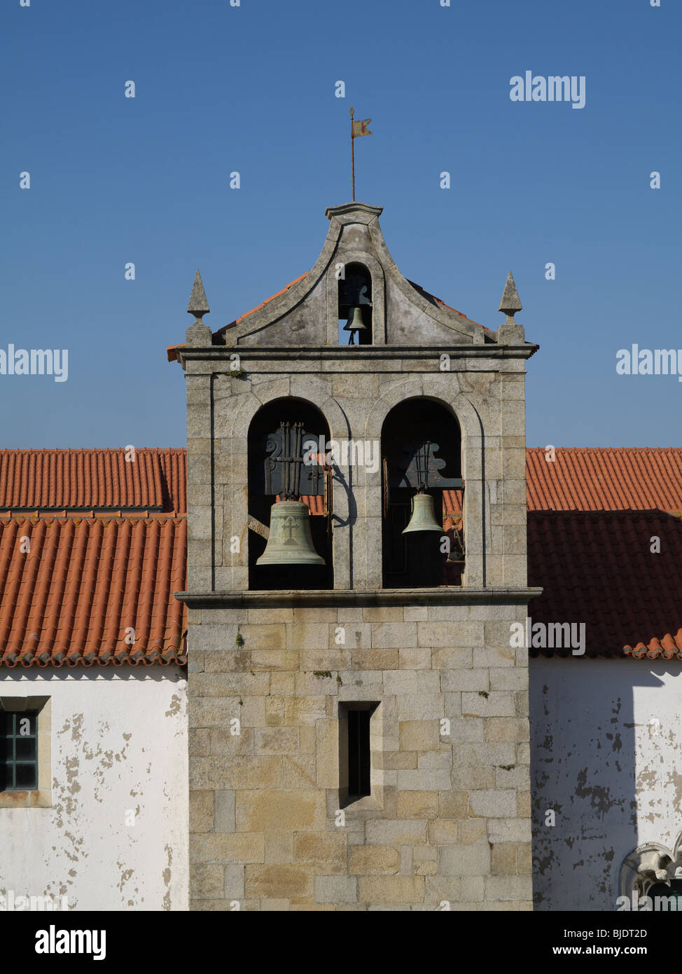 Architektur, Kirche, Glocke, Bedachung, Pfeil, Dach rot, weiße Wand, Stein, Heirat, Beerdigung, Stockfoto