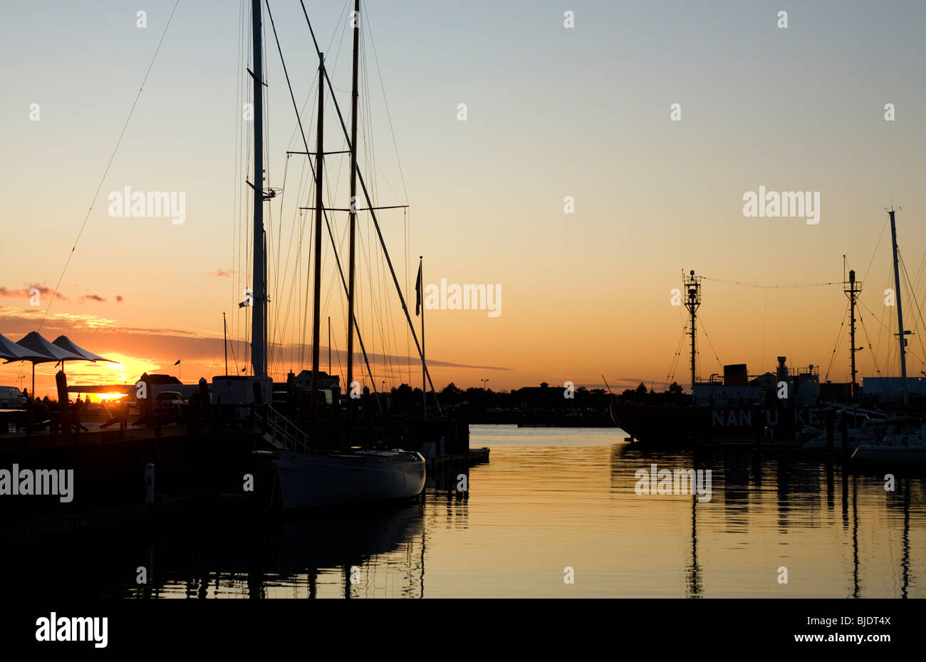 Sonnenuntergang Silhouetten der Newport Werft Yachthafen und die Werft, die letzten Arbeiten Werft im Hafen von Newport, Rhode Island Stockfoto