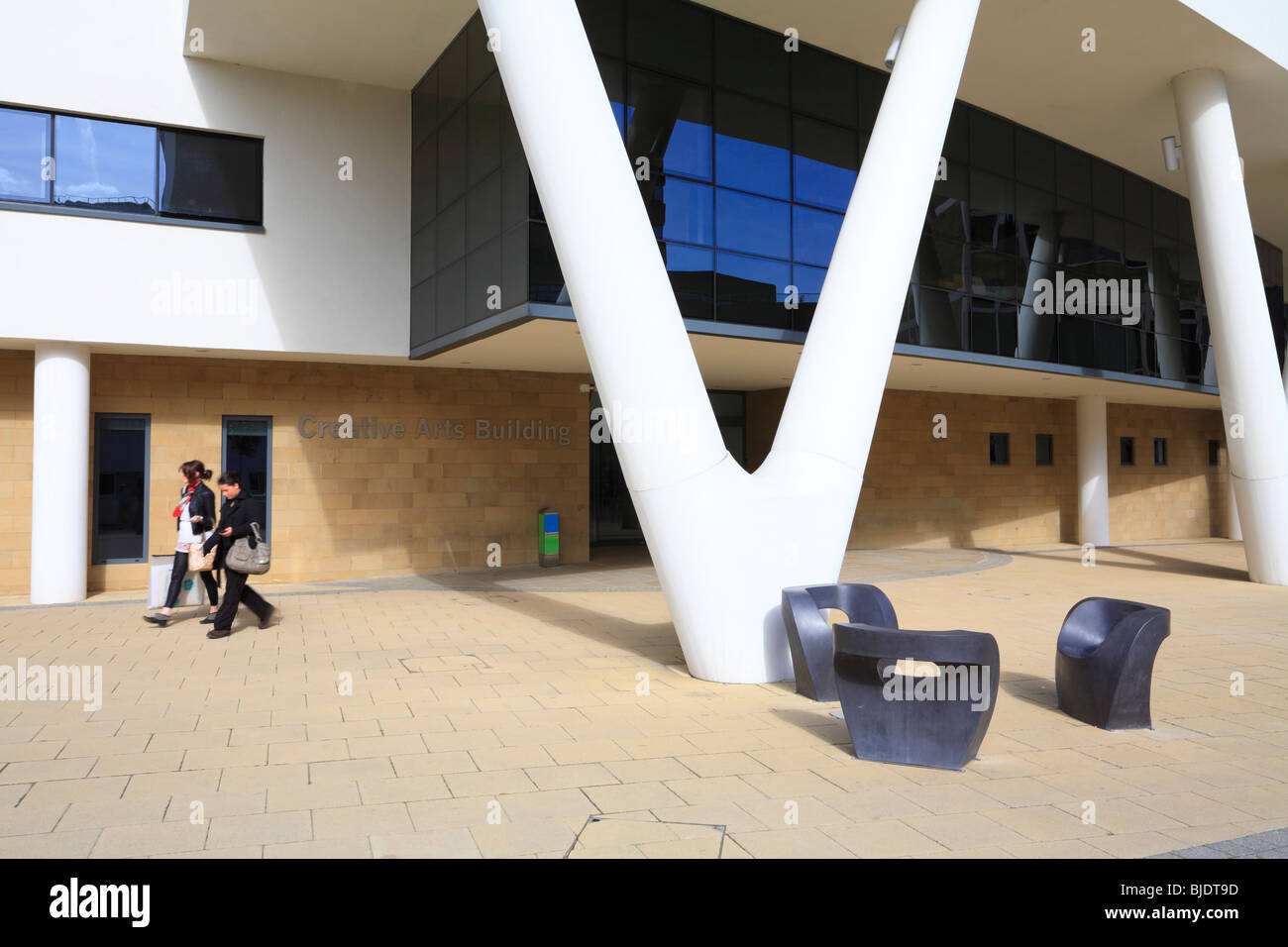 Zwei Studenten zu Fuß durch die neue Creative Arts Gebäude Universität Huddersfield, West Yorkshire, England, UK. Stockfoto