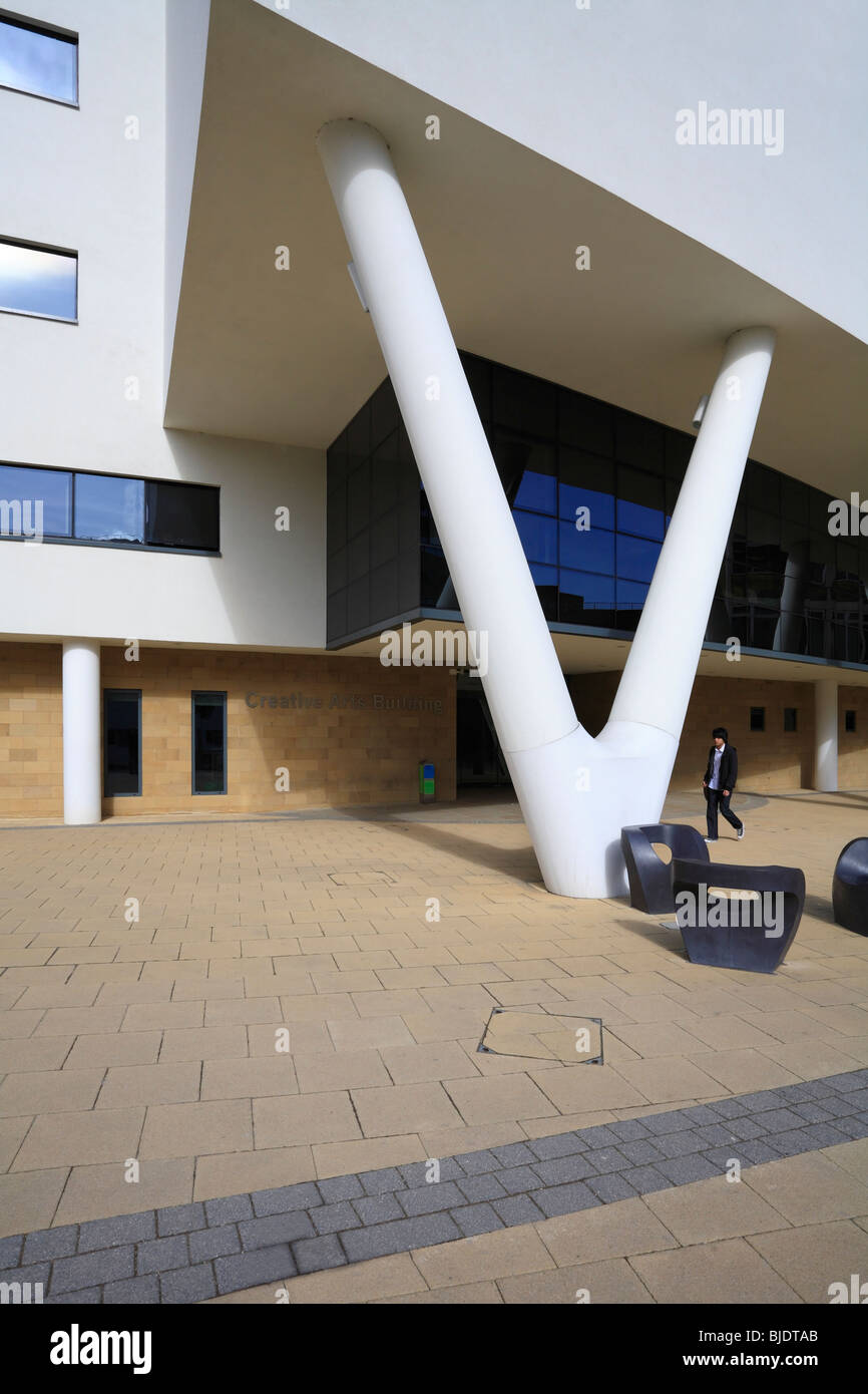 Ein Student zu Fuß durch die neue, kreative Künste, Universität von Huddersfield, West Yorkshire, England, UK. Stockfoto