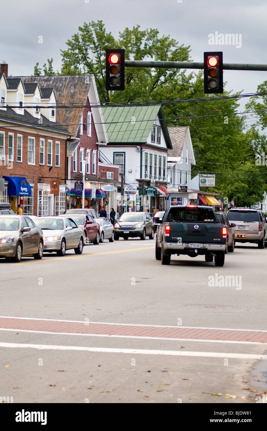 Verkehr auf der Hauptstraße durch North Conway in New Hampshire, USA Stockfoto