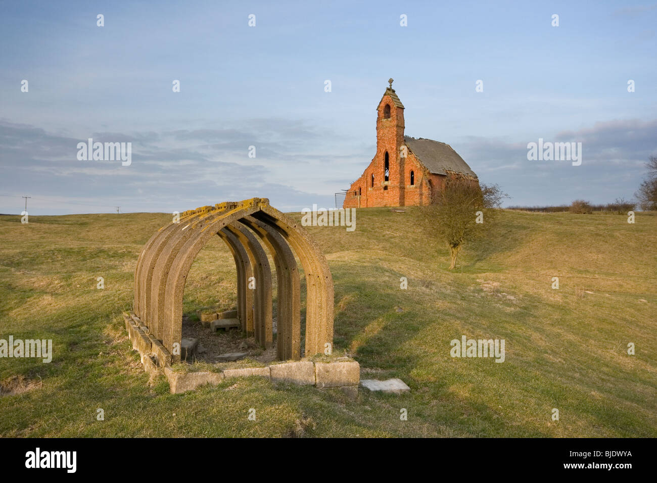 Die Überreste der ein WWII Luft raidschutz und die zerstörten heilige Dreiheit-Kirche (erbaut 1890) in Cottam, East Riding of Yorkshire, UK Stockfoto