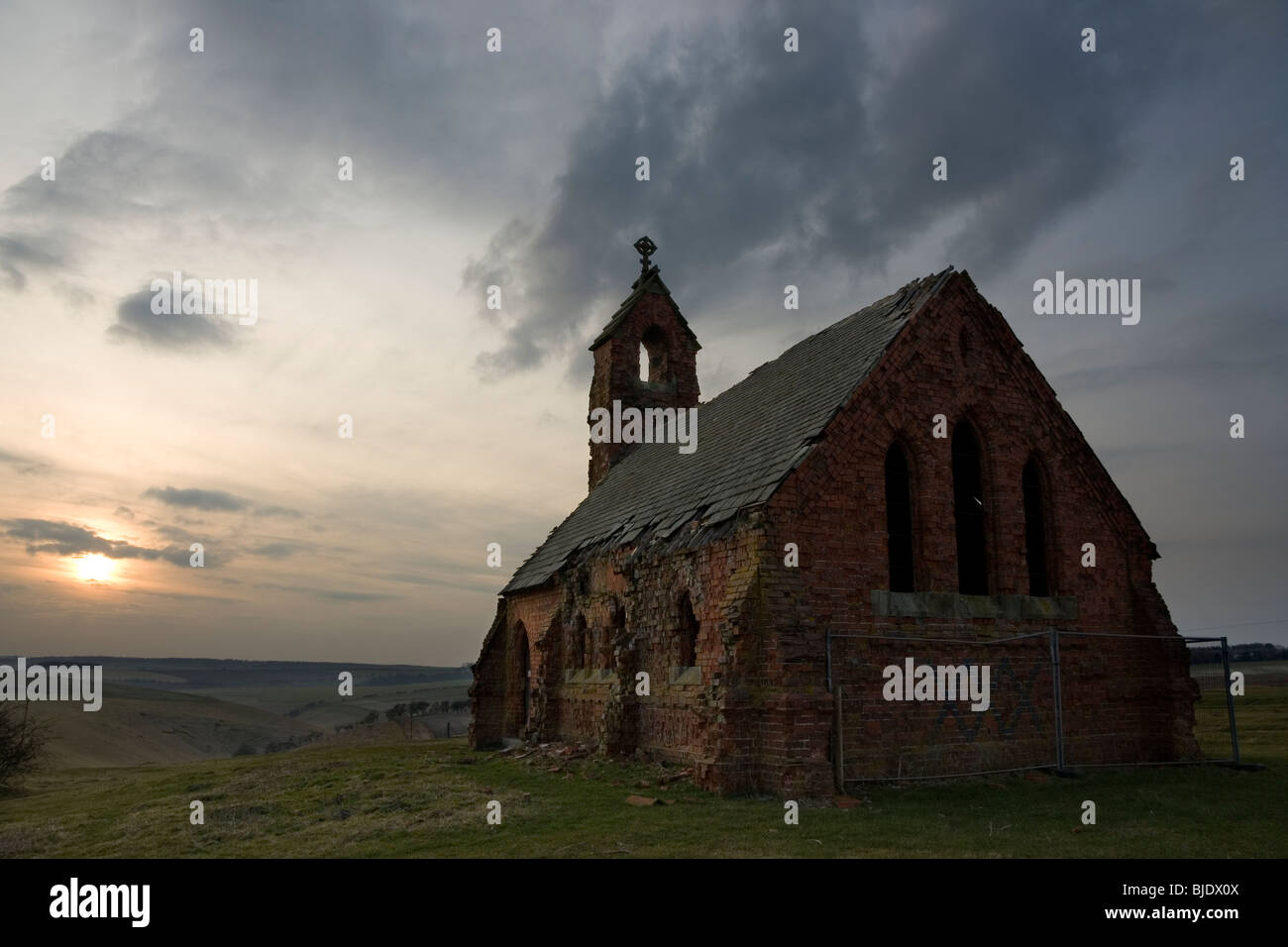 Jetzt ruiniert heilige Dreiheit-Kirche (erbaut 1890) in Cottam, East Riding of Yorkshire, UK Stockfoto