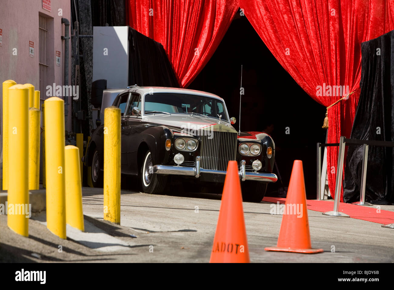 Ein Rolls-Royce erwartet die Passagiere. Hollywood Boulevard am Tag der Oscarverleihung 2010 Stockfoto