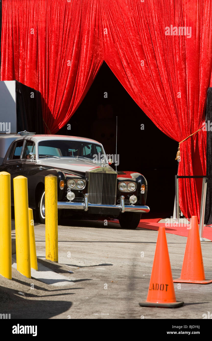 Ein Rolls-Royce erwartet die Passagiere. Hollywood Boulevard am Tag der Oscarverleihung 2010 Stockfoto
