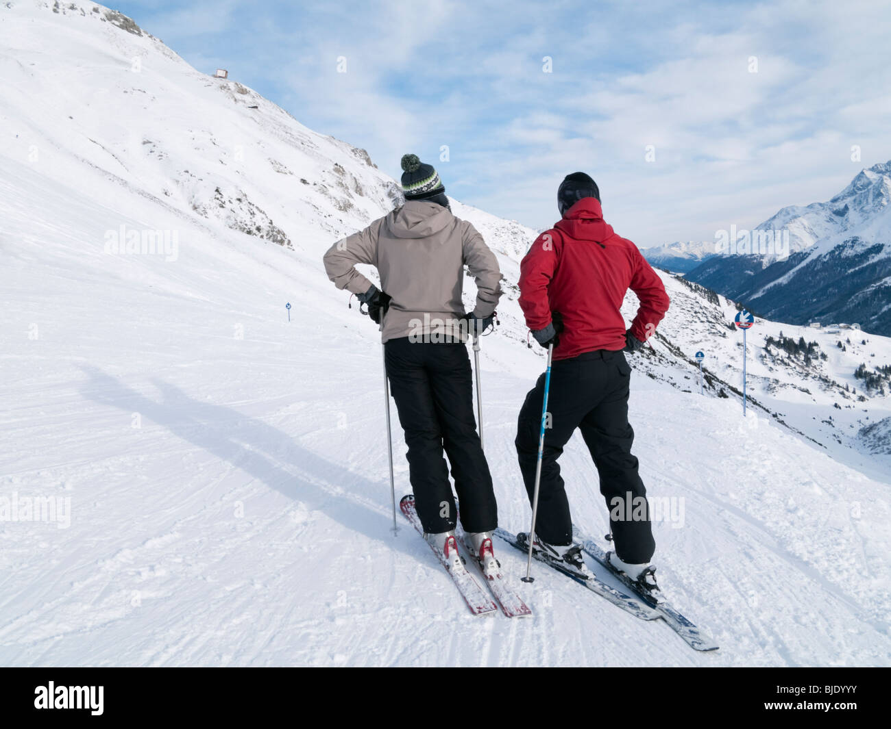 St. Anton am Arlberg, Tirol, Österreich. Paar der Skifahrer auf Schnee bedeckt Skipisten in den österreichischen Alpen. Stockfoto