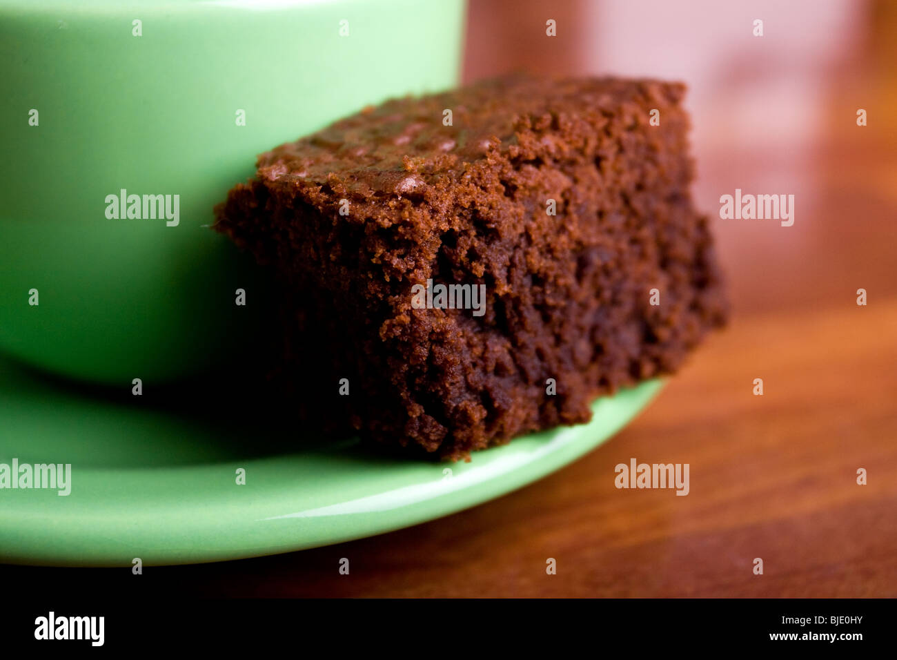 Chocolate Fudge Brownie mit Tasse Espresso Stockfoto